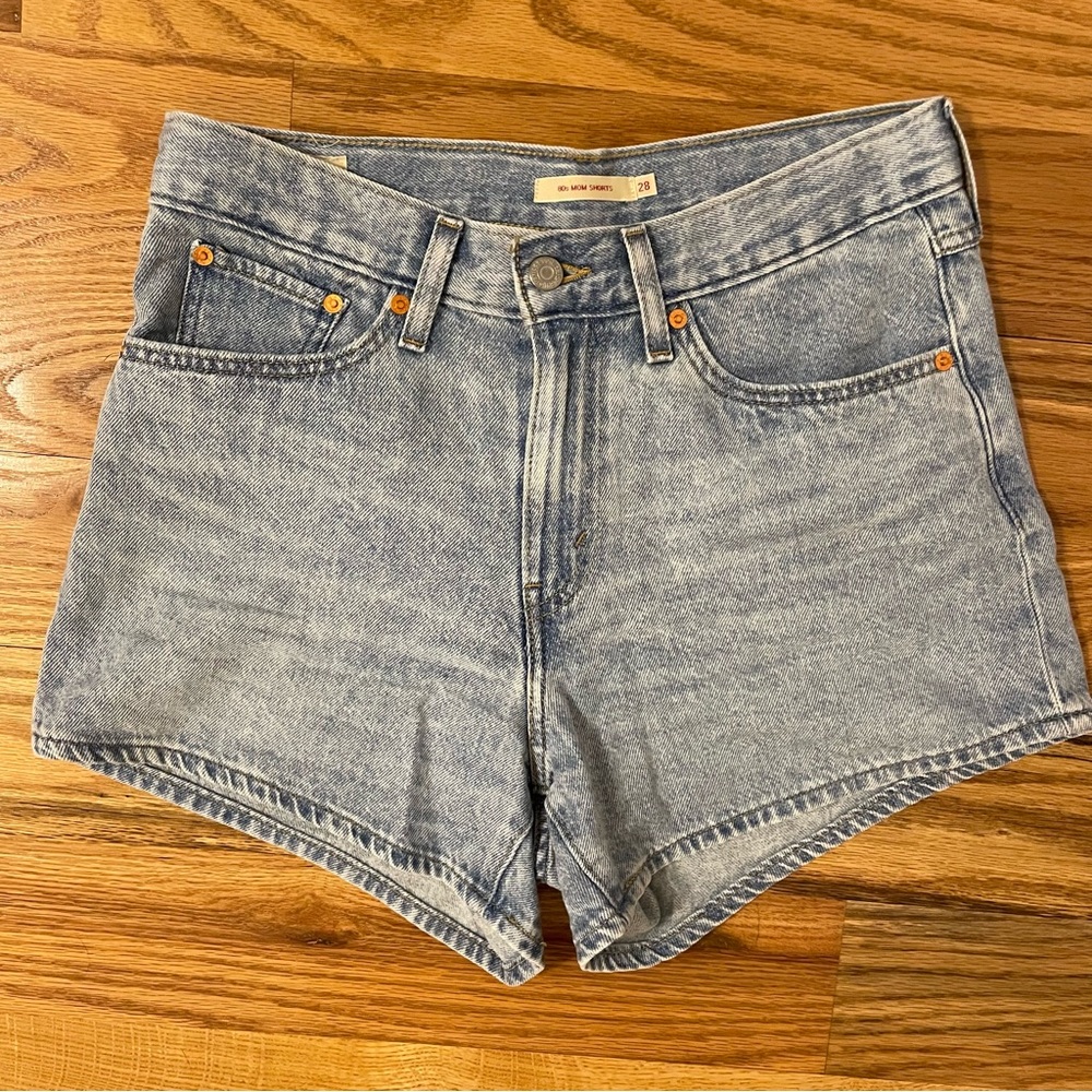 Levi’s 80s mom shorts in light wash